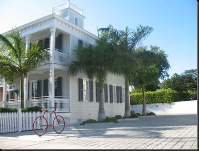 Rød sykkel med hvitt hus