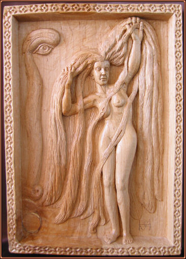Tamaño: 39 x 27 cm. Madera de arce Mujer de largos cabellos. Talla en madera