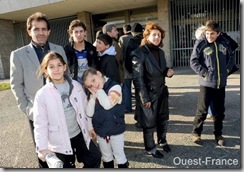 La famille kurde à sa sortie de la préfecture ce matin. Photo Joël Le Gall