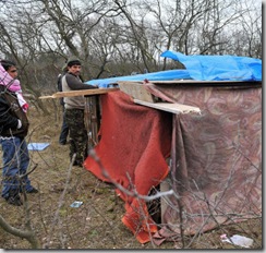 Clandestins. La tension monte dans la «jungle» de Calais. La «jungle» ? Un campement de tôles et de bâches dans un bois de la zone industrielle de Calais. Photo AFP