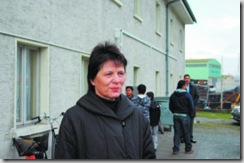 La conseillère d'Etat Esther Waeber devant la nouvelle maison destinée aux familles de requérants d'asile, à Steg. NF