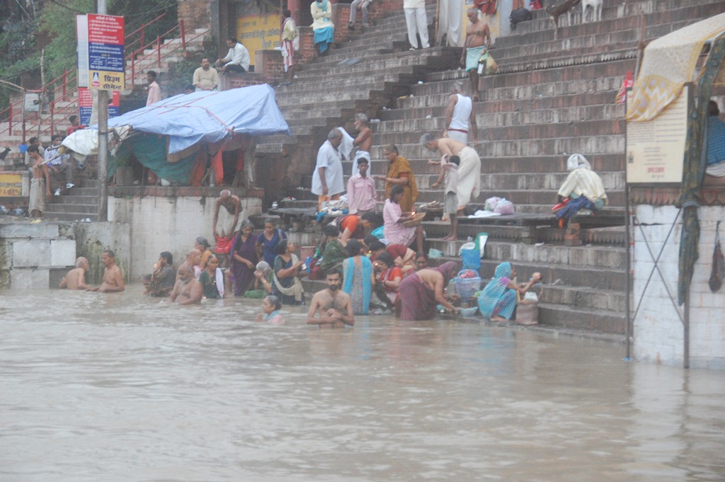 [India 2010 -Varanasi  ,  paseo  en barca por el Ganges  - 21 de septiembre   77[4].jpg]