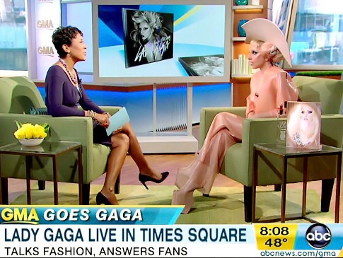 [Lady-Gaga-e-seu-vestido-de-preservativo-lady-gaga[3].jpg]