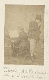 Albert Neuhuys spelend op een piano, Jozef Neuhuys declamerend.