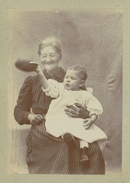 Portret van een vrouw met een baby op schoot