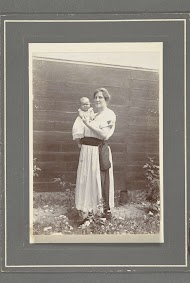 Portret van Tine Kleiterp-Vermeulen met haar zoon Klaas Kleiterp op de arm in Madjene op Celebes