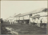 Bennink en Riphagen in een straat