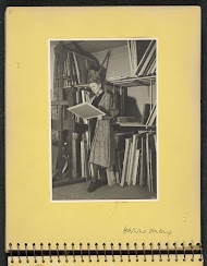 Jeanne Bieruma Oosting staand bij een schilderijenrek