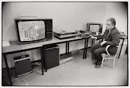 Dr. D.J. Kroon demonstreert systeem voor thuisonderwijs en zelfstudie