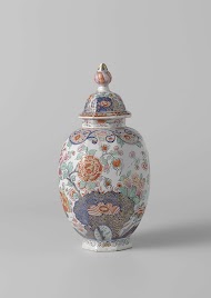 Pot met deksel van veelkleurig beschilderde faïence