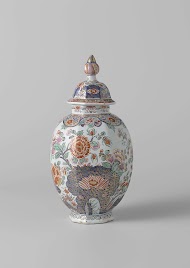 Pot met deksel van veelkleurig beschilderde faïence