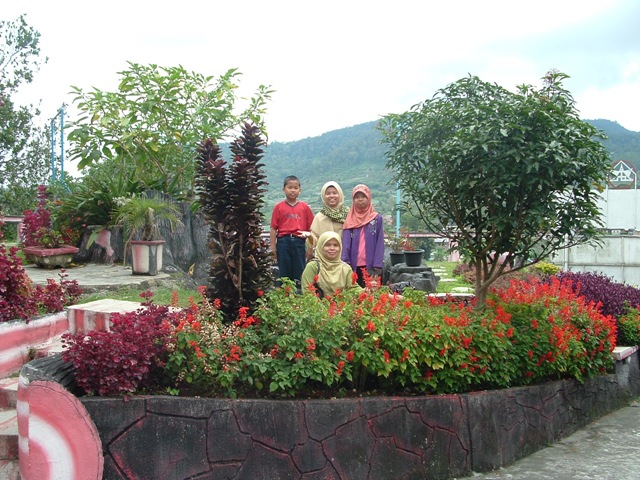 [AfterlunchdiBerastagi22.jpg]