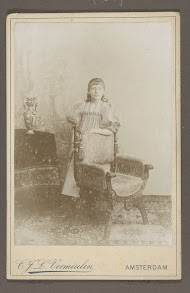 Portret van Flop Vermeulen in een lange jurk