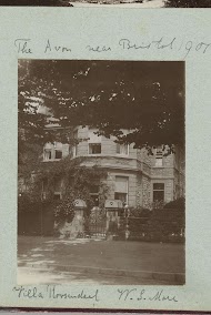 Villa met hondje op hek