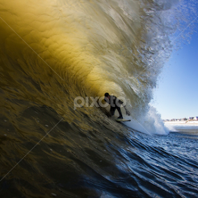 Jesse getting barrled by Dave Nilsen - Sports & Fitness Surfing