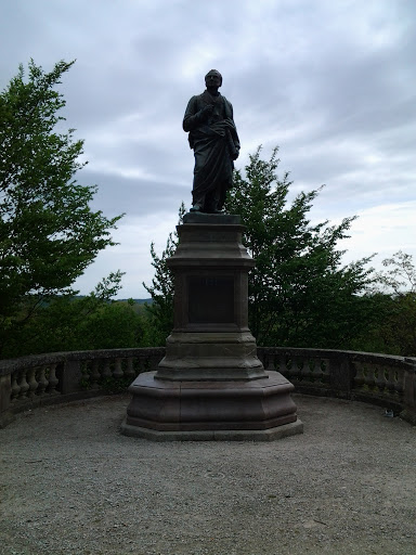 Statue dans le parc de la Cath
