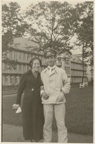 Duits militair in gestreept pak, met zijn vriendin