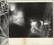 Links een vrouwengezicht  en doeken achter een kaars, rechts twee halfnaakte vrouwen met kaarsen