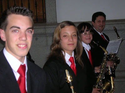 La fila de los saxofones altos casi al completo: Javi, Marta, Nieves y Antonio. No aparece un servidor, Emilio, que estaba realizando la foto