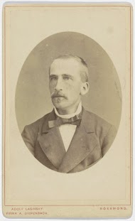 Portret van een man met een snor en een strikje