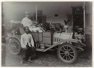 De heer Letterie in zijn auto met bediende voor zijn woning in Mojosari