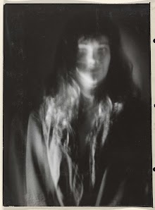 Staande vrouw met lang donker haar