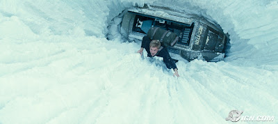Jovem Kirk escalando muralha de gelo. Filme novo Jornada nas estrelas 2009