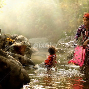 Washing In The River by Pimpin Nagawan - People Street & Candids