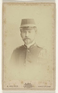 Studioportret van een man met snor, baard en bril in leger uniform