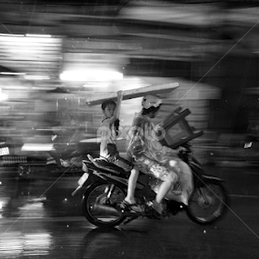 to escape the rain by Bao Vu - People Street & Candids