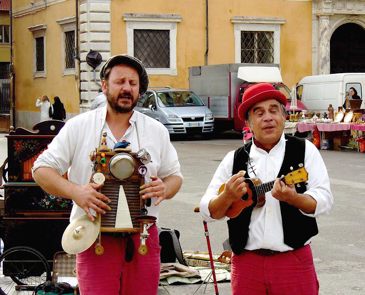 Performers in Piazza dei Cavalieri, Pisa, Italy.