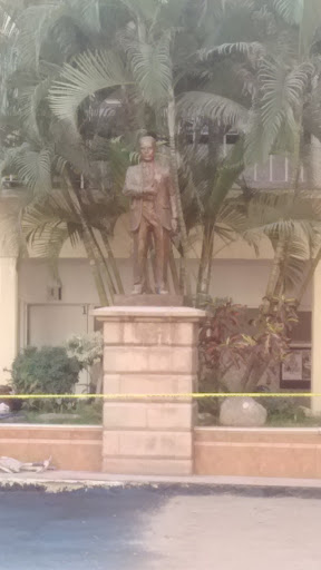 Busto Enrique Diaz De Leon