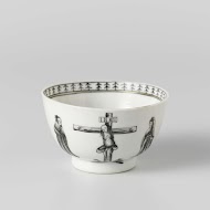 Klokvormige kop met een voorstelling van de kruisiging