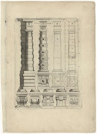 Vier Toscaanse zuilen met voetstukken