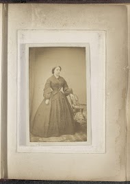 Portret van een vrouw in een lange jurk