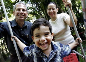 Miguel Jiménez junto a su esposa e hijo.