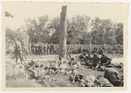 Duitse militairen liggend in het gras