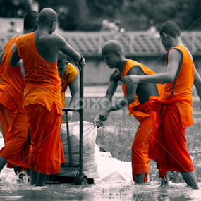 Monk by Vorn Sovichea - People Street & Candids