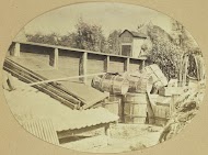 Binnenplaats met houten tonnen