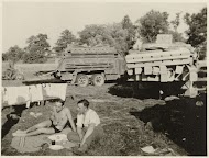Twee soldaten zitten in het gras