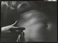 De buik van een liggende naakte vrouw, daarnaast haar rechter hand