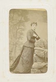 Studioportret van een jongevrouw voor een landschapschildering