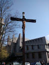 Krzyż przed kościołem