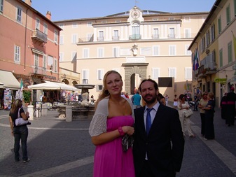 Linda y yo, al fondo la residencia de verano del Papa