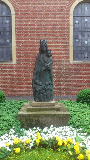 Statue vor der Kirche