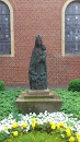 Statue vor der Kirche