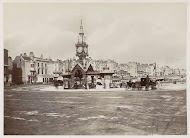 Klokkentoren van het aquarium van Brighton, ernaast wachtende paardenkoetsen