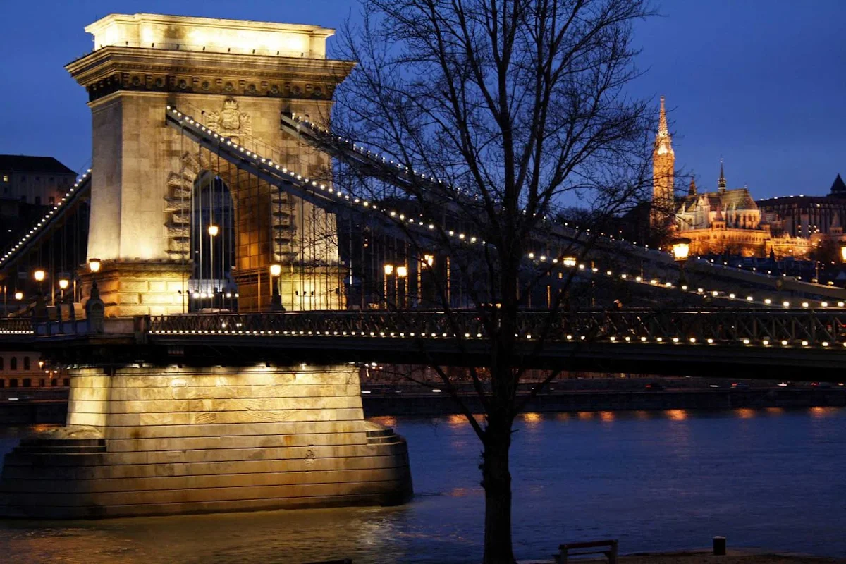 chain-bridge-budapest-hungary - The Chain Bridge over the Danube River in  Budapest, Hungary.