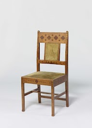 Stoel van padoekhout, versierd met ingegrifte patronen en ingelegd met een tropische houtsoort