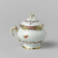 Pasteipot,rond,met deksel en oor, behorend bij een servies met geslingerd lintmotief met bladertakken, bloemboeketten en gestrooide bloemtakken